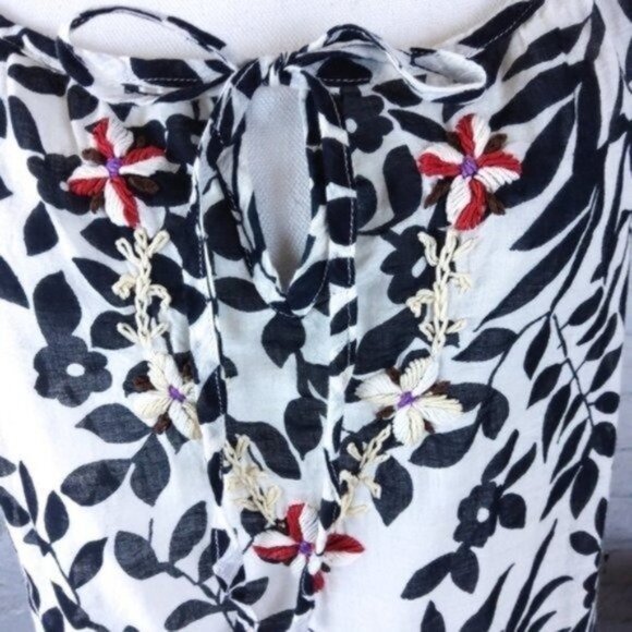 Magazine Gauzy Flutter Sleeve Embroidered Top Size Medium - Picture 2 of 6